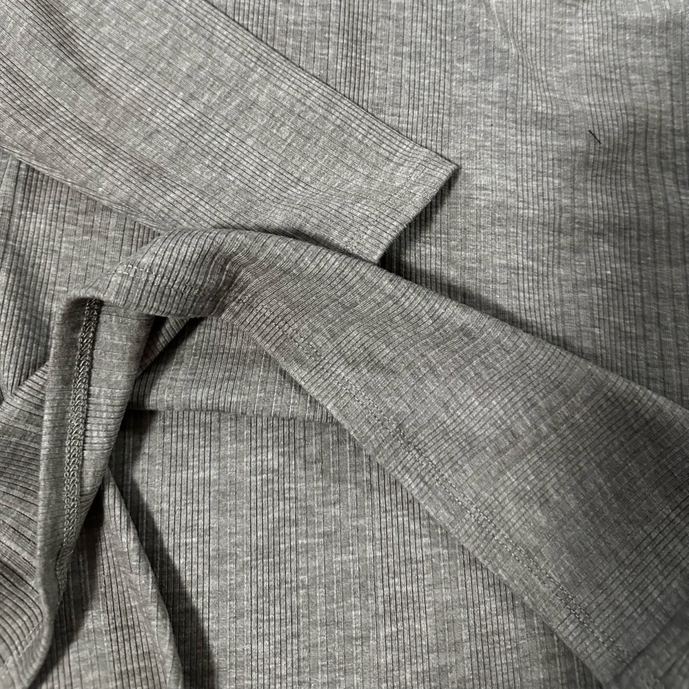New๐ฉทThe PERFECT grey long sleeve - Picture 8 of 8